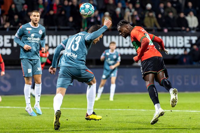 NEC-spits Landry Dimata kopt diep in de blessuretijd de bal op de paal in de thuiswedstrijd tegen Sparta Rotterdam.
