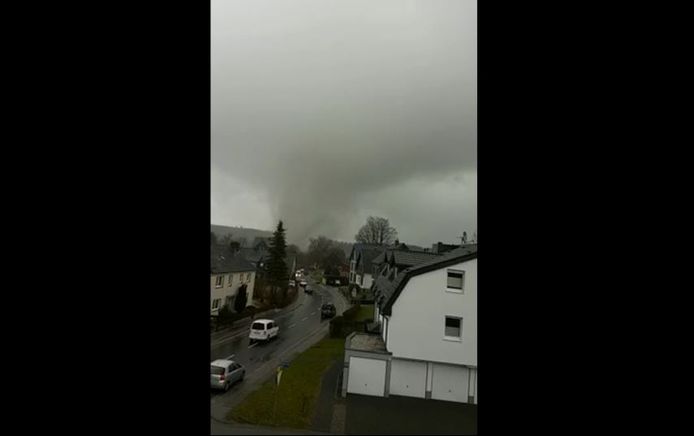 De tornado trekt door het dorpje.