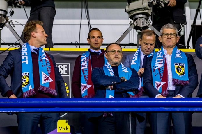 Valeri Oyf (midden, armen over elkaar) op de tribune van Vitesse met onder andere Pascal van Wijk (geheel links) en Yevgeni Merkel (geheel rechts).