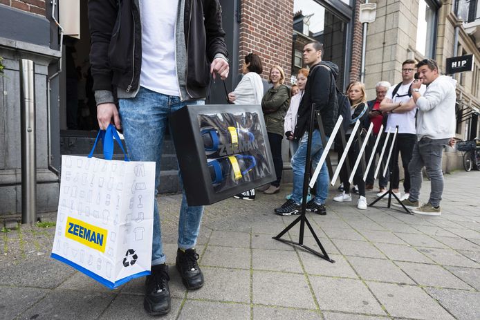 Fans staan in de rij voor exclusieve sneakers van Zeeman