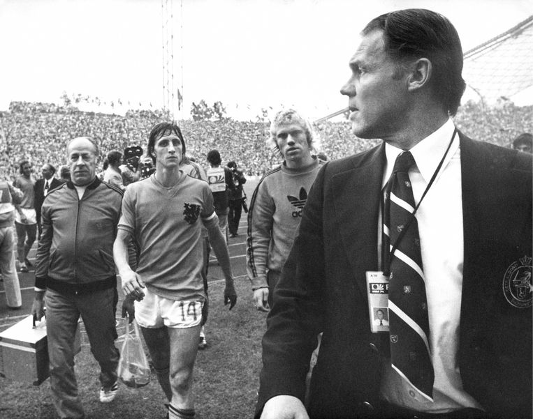 Esque - Poster In Zwarte Lijst - Johan Cruijff - #14 WK Finale - Voetbal - 50x70 cm - Zwart-Wit - Ajax