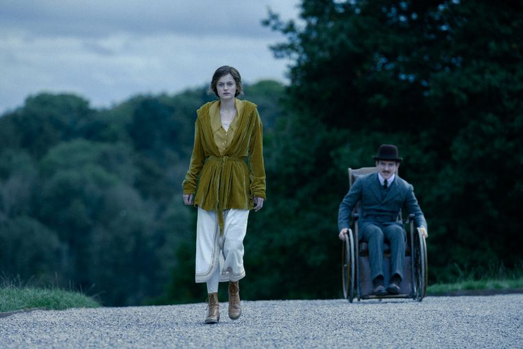 Emma Corrin en Matthew Duckett (Sir Clifford). Beeld Parisa Taghizadeh/Netflix