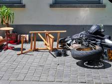 Motorrijder sleept twee voorbijgangers mee bij val, drie gewonden in centrum Breda