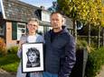 Conny en Adriaan bij hun ouderlijk huis in Nieuwendijk. Hier werd hun sinds 1984 vermiste zus Germa van den Boom voor het laatst gezien.