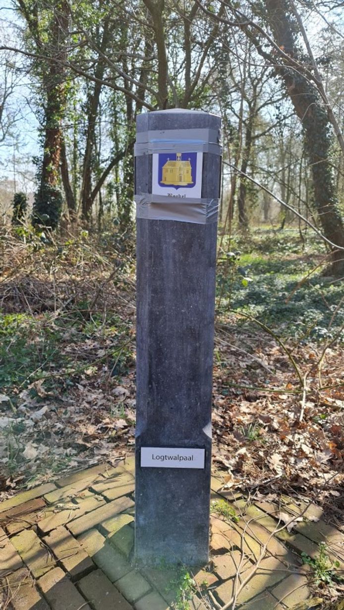 De Logtwalgrenspaal in Handel, kort na de plaatsing eind maart.