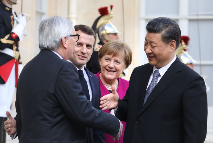 De Franse president Macron, de Duitse bondskanselier Merkel en de toenmalige Commissiepresident van de Europese Unie Jean-Claude Junakcer begroeten de Chinese president Xi Jinping in Parijs in maart vorig jaar.