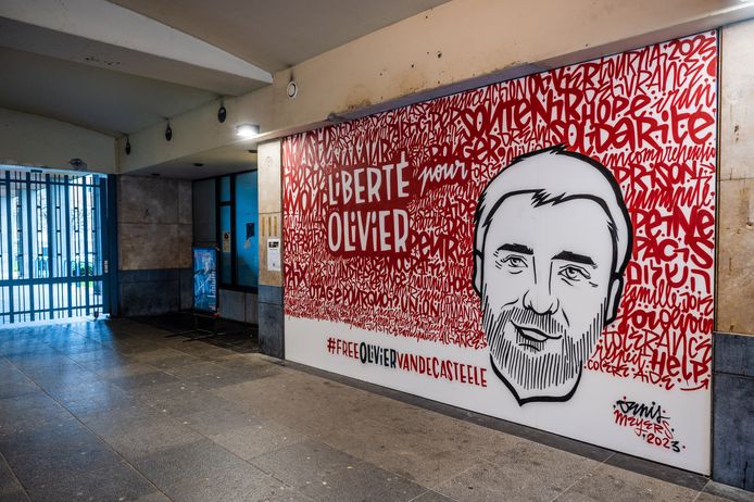 L'artiste Denis Meyers a réalisé mardi, à l'entrée de l'Hôtel de Ville de Namur, une fresque en soutien à Olivier Vandecasteele.