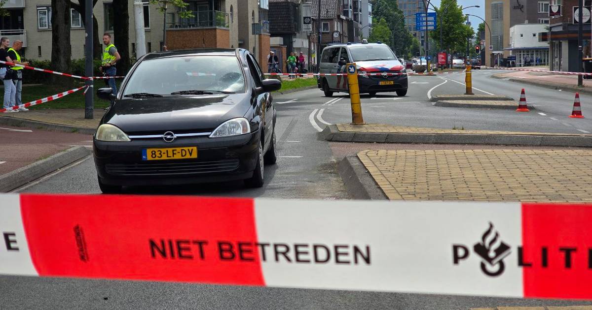 Fietser met spoed naar ziekenhuis na aanrijding in Hengelo.