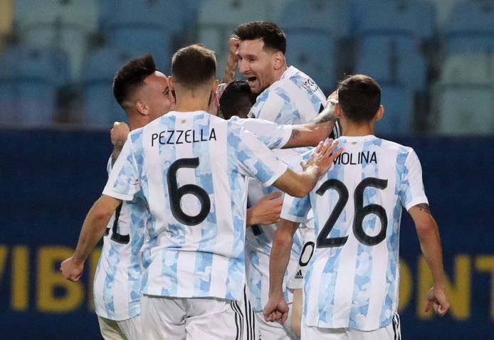 Messi viert feest met zijn teamgenoten na een goal tegen Ecuador.