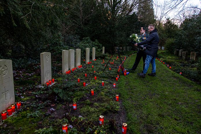 Stefan Meekers ontstak zeshonderd kaarsen bij oorlogsgraven in Zwolle.