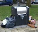 Afval naast een ondergrondse container in Zwolle.