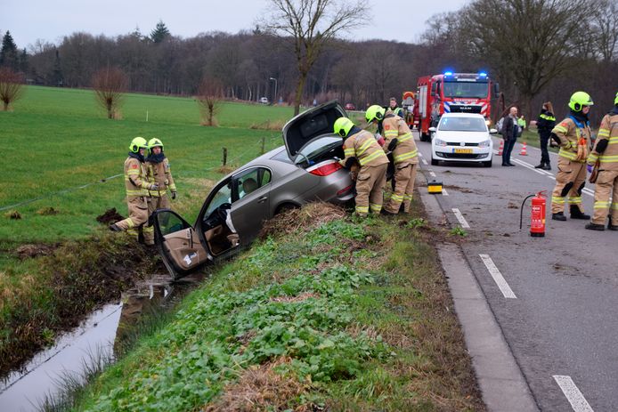 De auto kwam op de Barneveldsestraat in de sloot terecht.