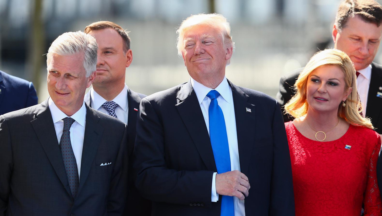 Donald Trump naast de Belgische koning Filip en de Kroatische president Kolinda Grabar-Kitarovic Beeld anp