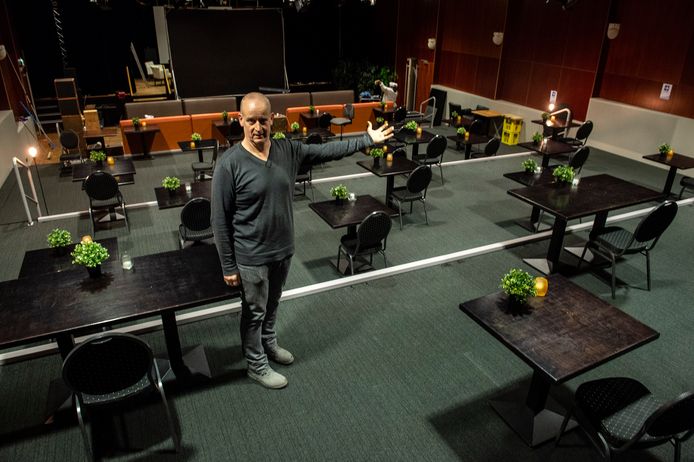 Het Turfschip probeert het beste te maken van de mogelijkheden in coronatijd. Zo kwam er een studio van waaruit allerlei organisaties livestreams kunnen verzorgen. Op de foto toont directeur Ruud Hoondert een ruimte die is ingericht naar de anderhalvemeterregel.