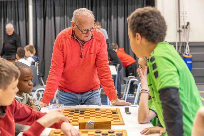 Leo van den Broeke (75) voorzitter van het jeugdplatform KNDB Zeeland praat even bij in een wedstrijdpauze.
