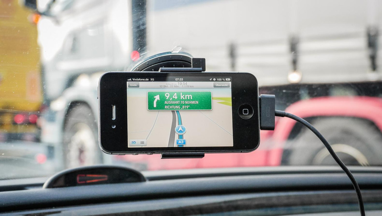 Navigatie gaat steeds vaker via apps op smartphones. Beeld Colourbox