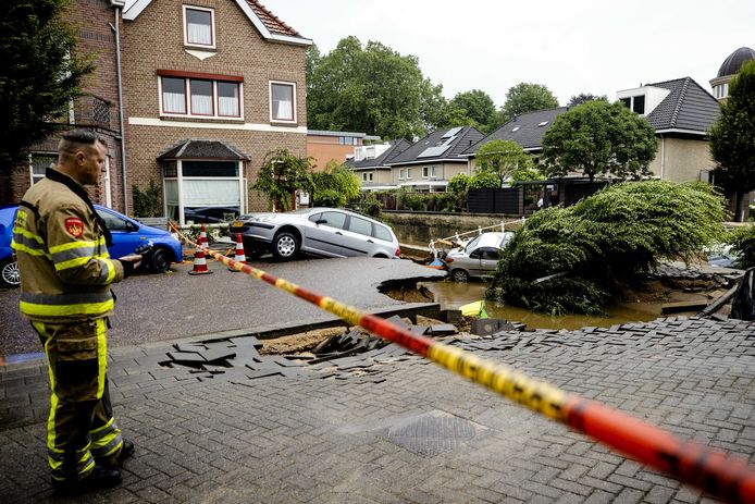 Een brug over de Geul is ingestort. Valkenburg is zwaar getroffen door de wateroverlast. De Geul was daar overstroomd.