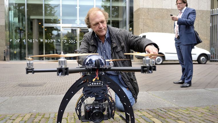 Een drone voor de Tweede Kamer tijdens de hoorzitting over de juridische aspecten van het gebruik van onbemande vliegtuigjes in Nederland, september vorig jaar. Beeld anp