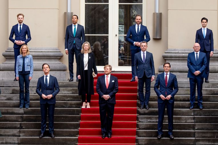 Koning Willem Alexander ontvangt het nieuwe kabinet op Paleis Noordeinde. Beeld Brunopress