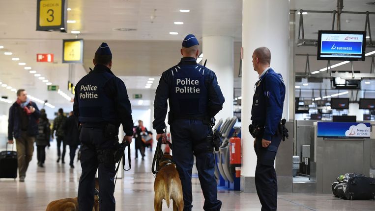Agenten op vliegveld Zaventem tijdens de heropening in mei. Beeld afp