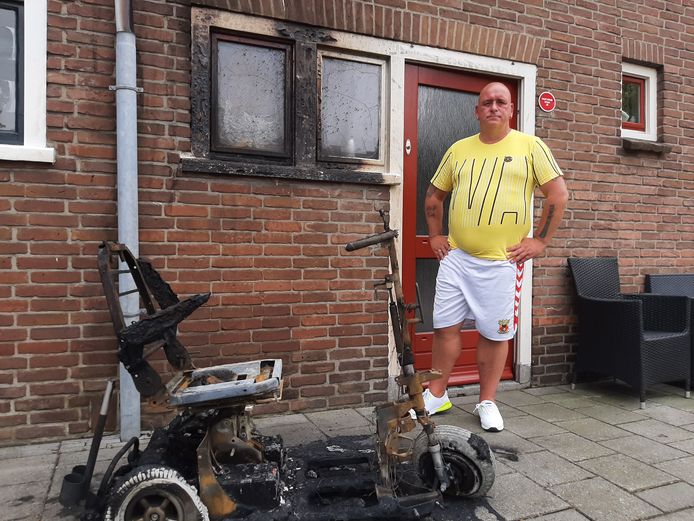 De scootmobiel van Tony van der Beek uit Deventer is afgelopen nacht in brand gevlogen.