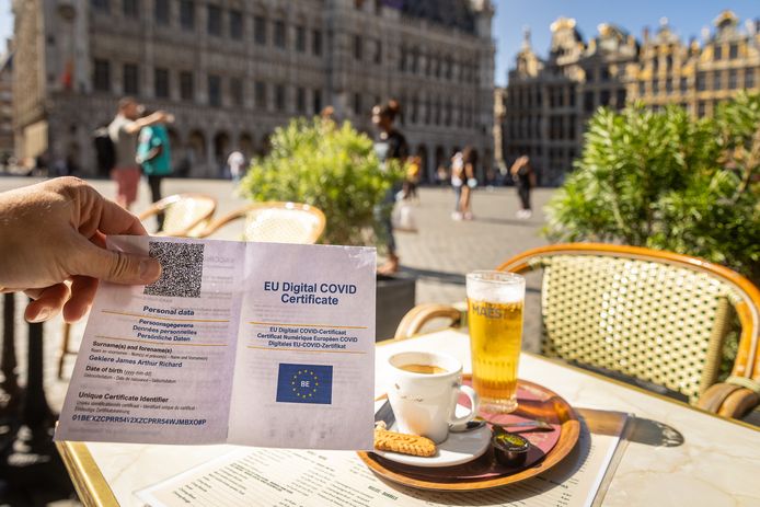 Een Covid Safe Ticket op de Grote Markt van Brussel.