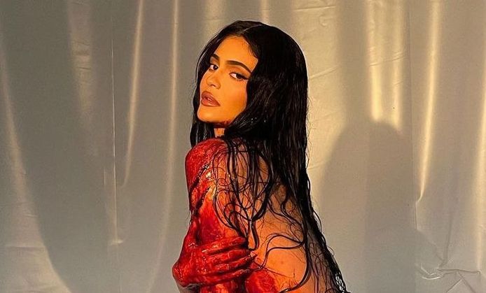 Kylie Jenner schokt volgers met 'bloederige' foto.