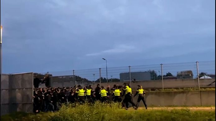 Fans van Willem II zochten na afloop van de uitwedstrijd tegen FC Twente de confrontatie met agenten.