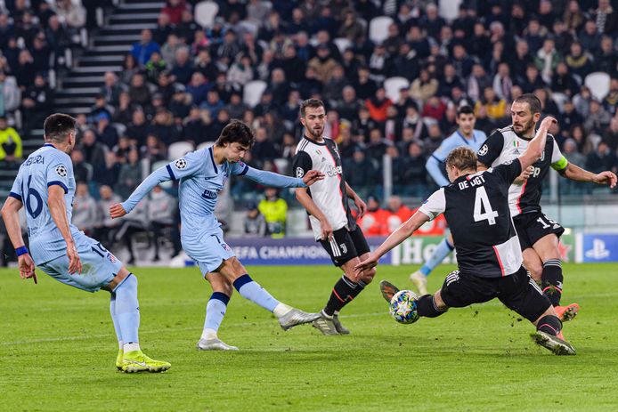 Joao Felix schiet zijn schot geblokkeerd worden door Matthijs de Ligt