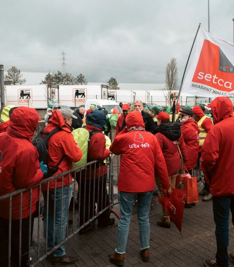 Les syndicats fouillés avant une réunion chez Delhaize: “La direction nous traite comme des terroristes”