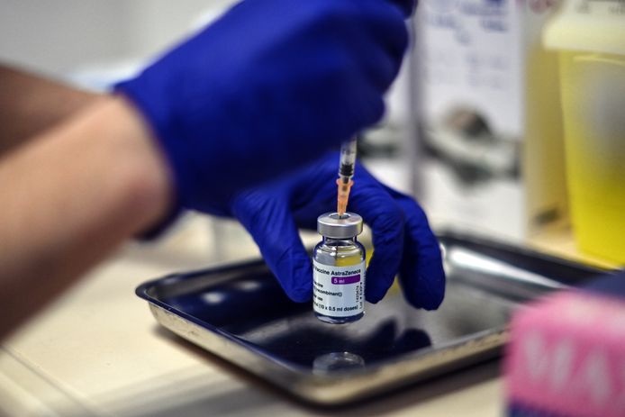 In onder andere Frankrijk en Spanje kwam het AstraZeneca-vaccin vandaag aan, en werd het meteen ingezet. Ook België kreeg dit weekend 80.000 doses geleverd, maar begint pas in de loop van volgende week met inentingen.