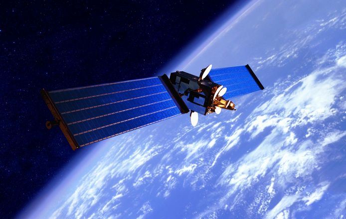 Welke gevolgen heeft de afkoeling van de stratosfeer voor satellieten?