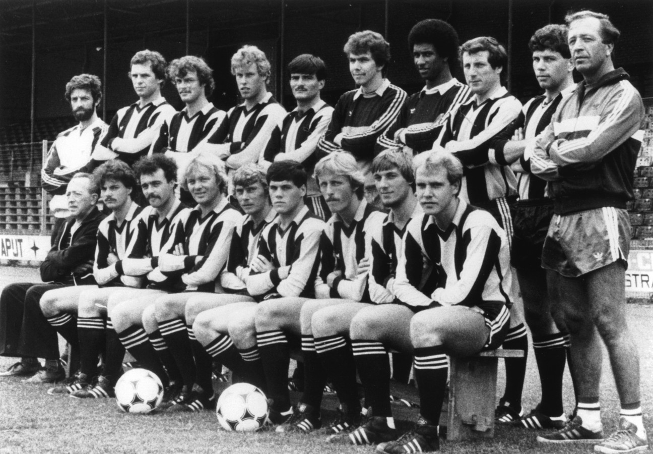 De Vitesse selectie uit het seizoen 1981-1982. Tweede van links zittend Roel Smand.