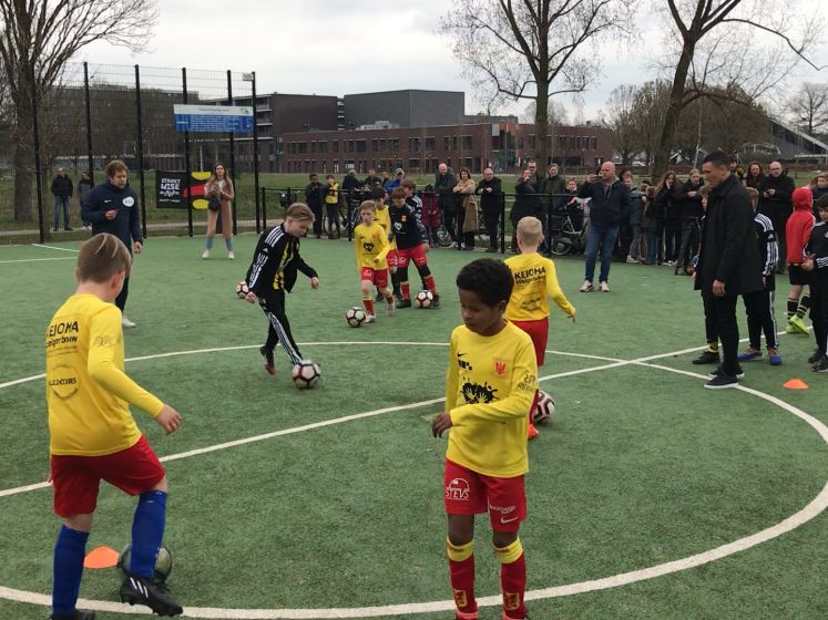 Steven Berghuis opent sportspullenbank in 'zijn' Apeldoorn