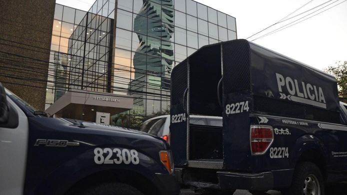 Politiebusjes staan voor het kantoor van Mossack Fonseca in Panama. Archieffoto.