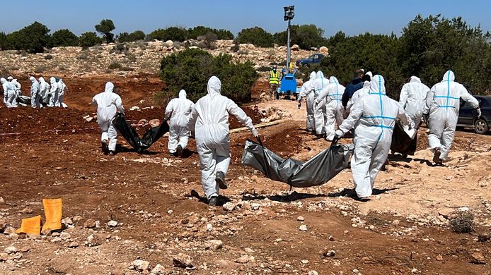 Reddingswerkers brengen levenloze lichamen naar een massagraf bij kuststad Derna. (16/09/23)