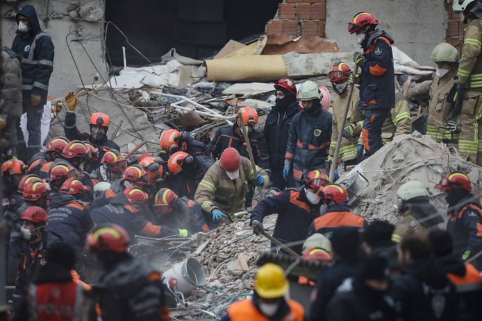 Reddingswerkers bleven dagenlang puin ruimen, op zoek naar slachtoffers.