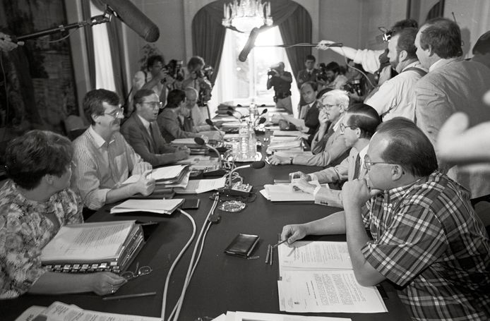 Een foto uit 1990, toen er besprekingen over de begroting werden gevoerd in het kasteel.