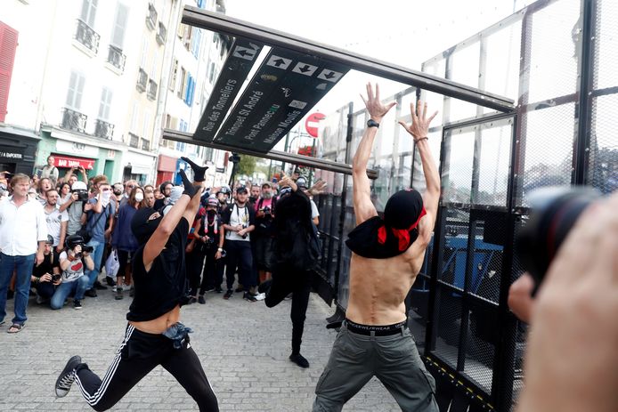 Demonstranten tegen de G7-top vallen de politie aan in de Franse stad Bayonne.
