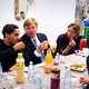 Willem-Alexander schuift voor het eerst in zijn leven aan bij een iftar