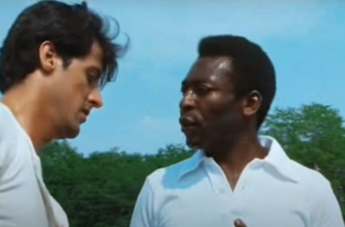 Sylvester Stallone en Pelé in de film Escape to Victory, waarin Paul Van Himst ook figureert als voetbalspeler in het gevangenenteam.