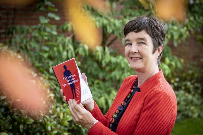 Ingeborg Boswinkel, woonachtig op Curacao, is tijdelijk bij haar ouders in Oldenzaal ter promotie van haar boek ‘Lessen van mijn vrouwenhart’.