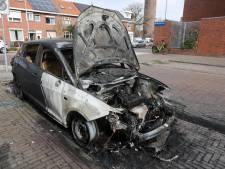 Geparkeerde auto uitgebrand in Basilicumstraat Eindhoven