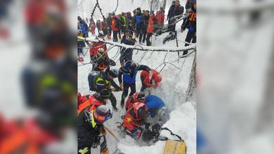 Miracle dans les Alpes: un père de famille sauvé après trois heures enseveli sous la neige
