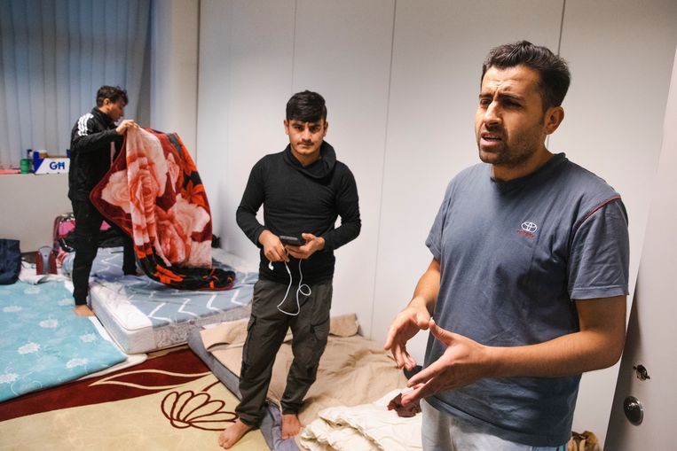 Yassin (31), een Afghaanse vluchteling, rechts in beeld. ‘Af en toe komen mannen van het zesde naar beneden om eten te stelen. Je verzet je beter niet als ze je viseren. Het beste is: in groep blijven.' Beeld Aurélie Geurts