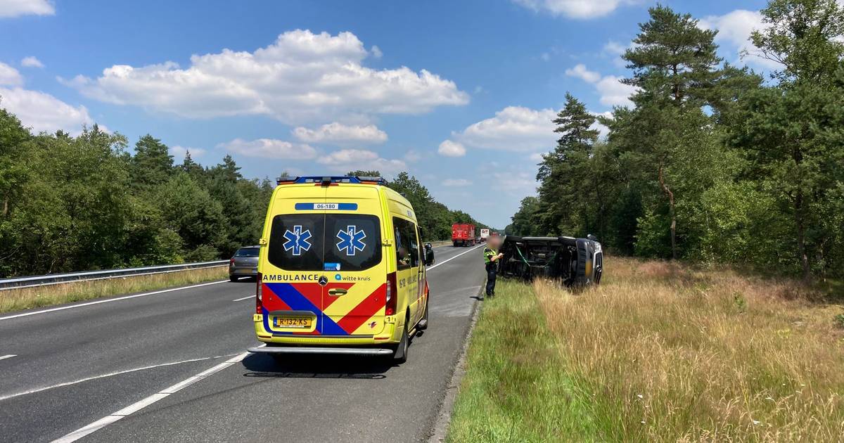 Wagen eindigt op zijn kant naast A28, schade aan wegdek bij ’t Harde ...