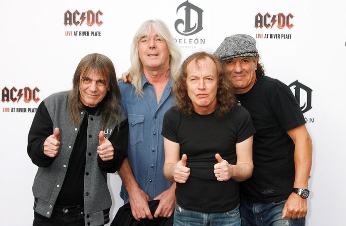 AC/DC in 2011:  (vlnr) gitarist Malcolm Young, bassist Cliff Williams,  gitarist Angus Young, en zanger Brian Johnson.