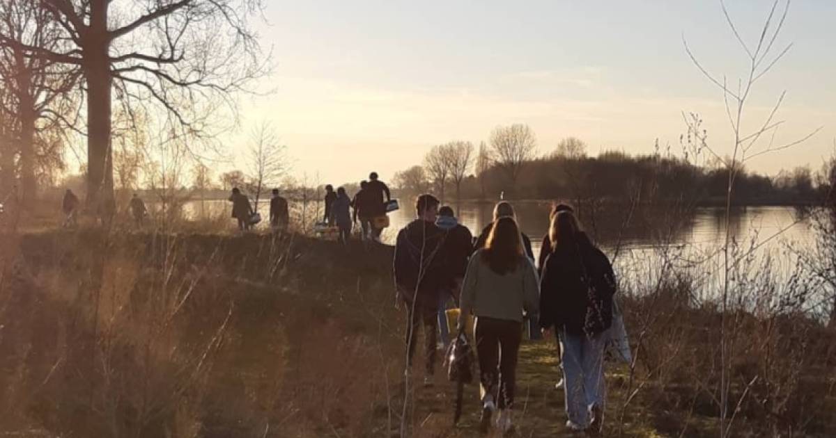 Jongeren houden feestje op ponton bij Dieden, politie deelt bekeuringen uit.