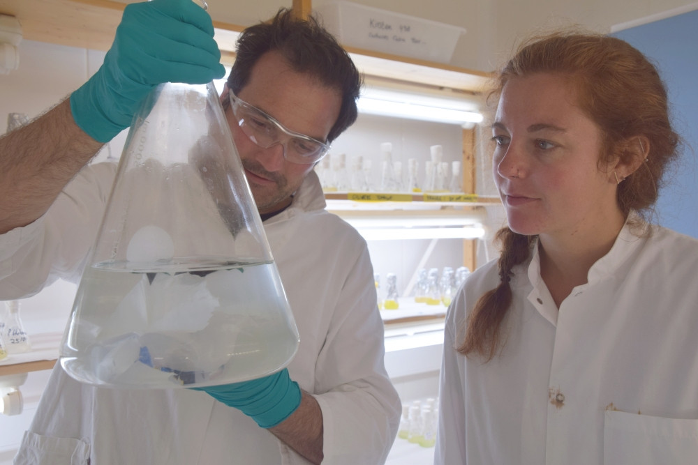 Maaike Goudriaan met een collega in het lab.