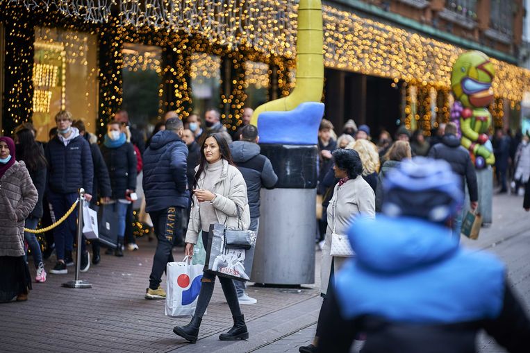 Lange rijen voor Nederlandse winkels in aanloop naar lockdown ‘Doe niet mee aan die gekte’